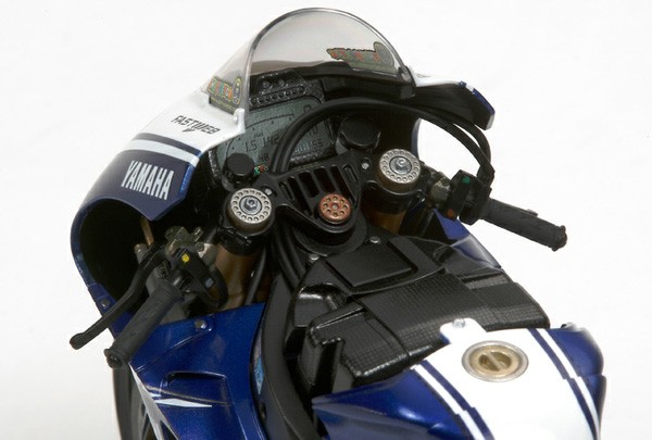 Yamaha YZR-M1 2009 Fiat Yamaha Team 1/12 Model Kit Yamaha YZR-M1 2009 Fiat Yamaha Team 1/12 Model Kit
