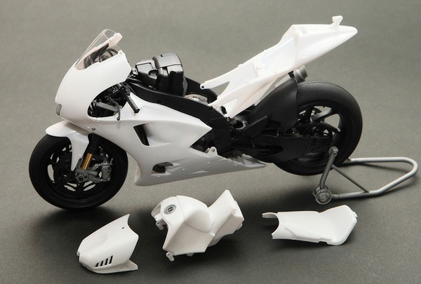 Yamaha YZR-M1 2009 Fiat Yamaha Team 1/12 Model Kit Yamaha YZR-M1 2009 Fiat Yamaha Team 1/12 Model Kit