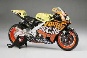 Honda RC211V 2003 Valencia Finished Model 1/12 Honda RC211V 2003 Valencia Finished Model 1/12